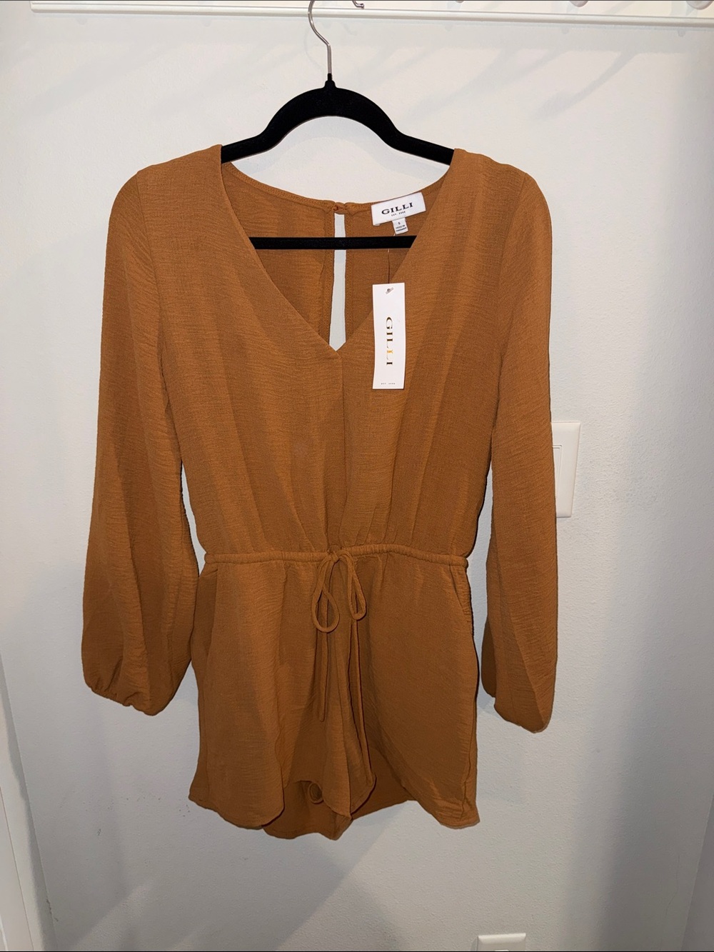 Gilli Women's Brown Long-Sleeve V-Neck Romper